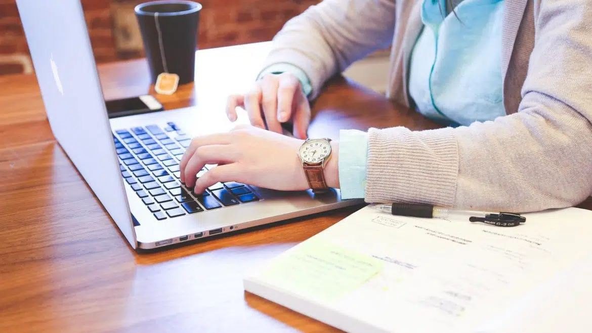 Les accessoires indispensables pour votre bureau à domicile